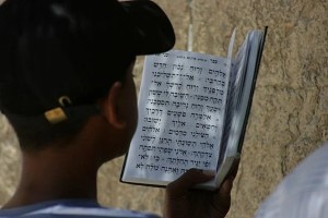 woman praying at Kotel